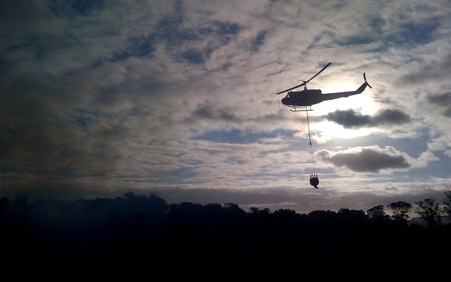 Verwoestende brande het die afgelope tyd ook die gemeenskappe in die Gansbaai-omgewing met verslaentheid gevul en die onheilspellende donker rookwolke is dag en nag dopgehou. Foto: Wynand Hamman.